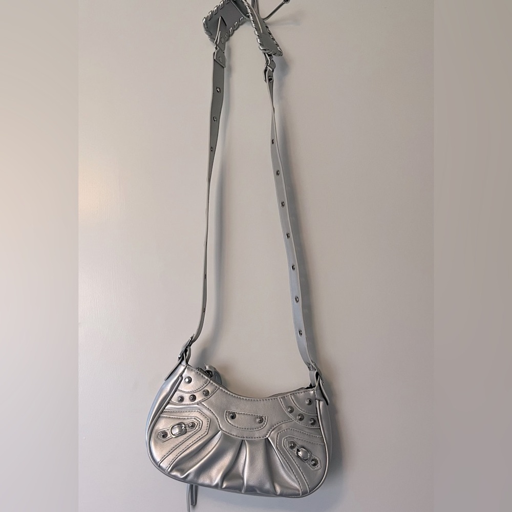 90’s-2000’s inspired, vintage, sliver, crossover purse.